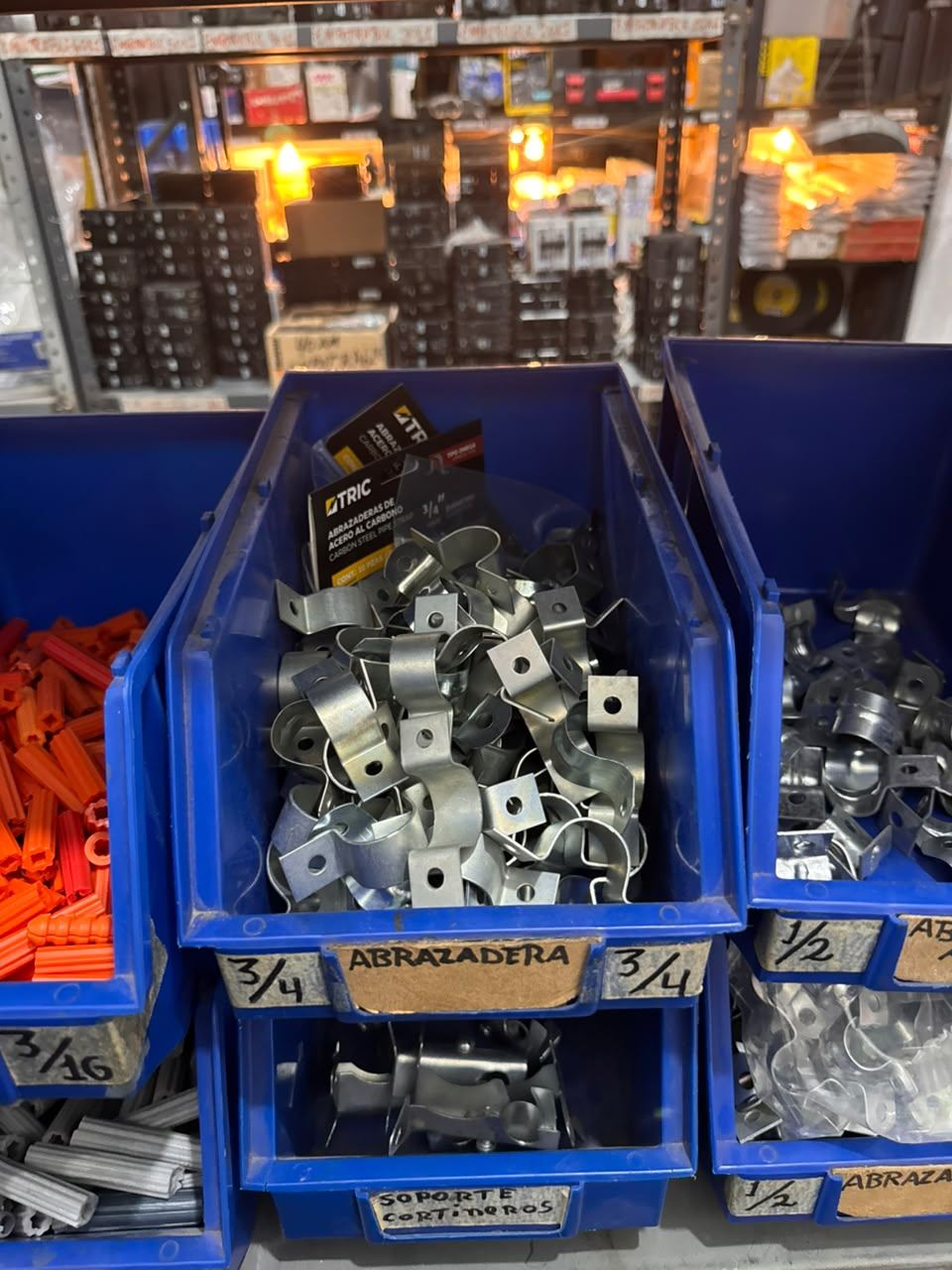 Metal clamps at Ferrearca