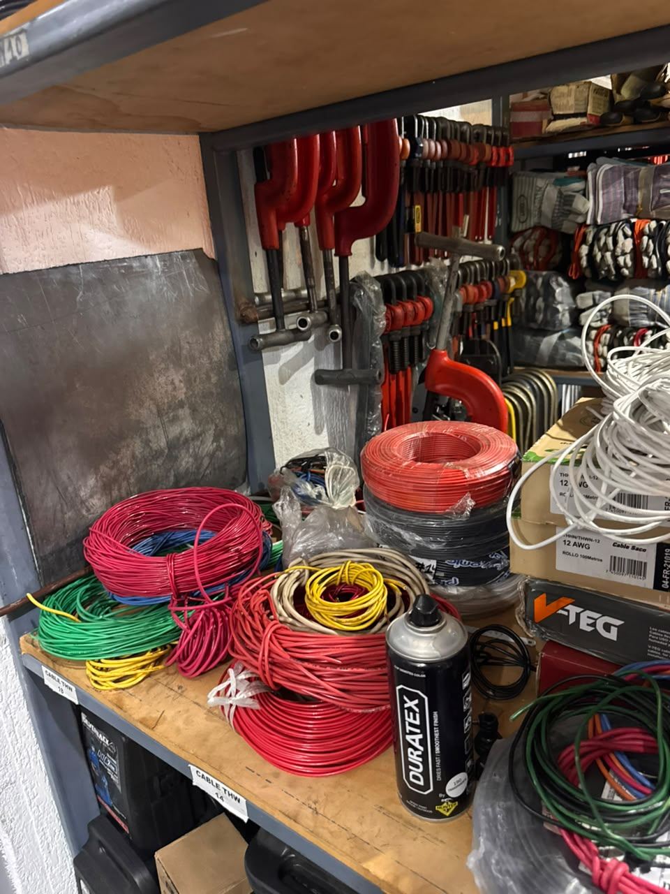 Colored wire at Ferrearca, El Tigre