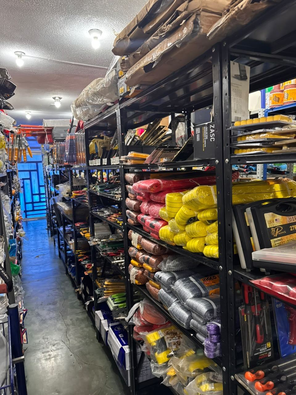 Packed aisles at Ferrearca, El Tigre